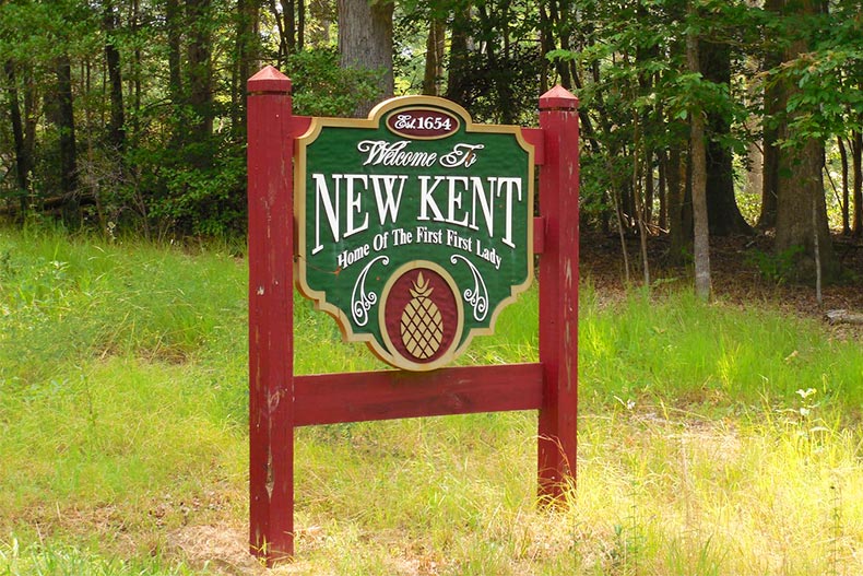 Trees and grass around the "Welcome to New Kent" sign in New Kent, Virginia