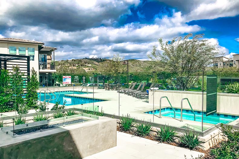 Outdoor pool and spa near the Avante Del Sur clubhouse in California