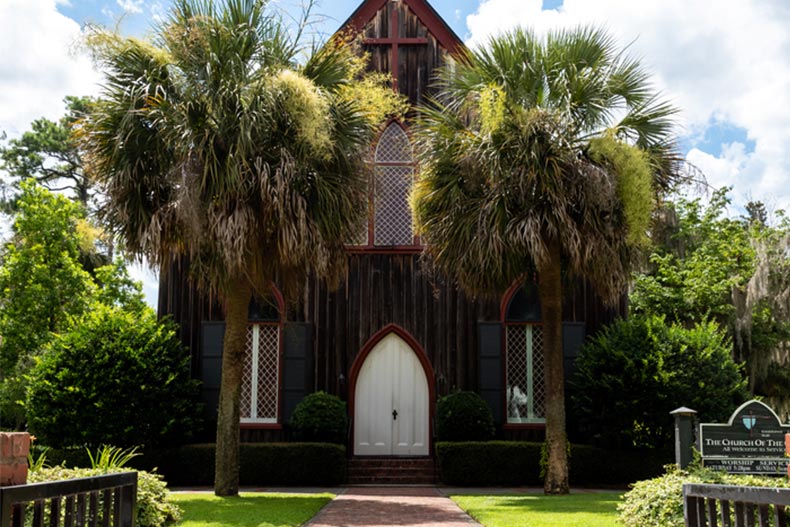 Exterior view of the Church of the Cross in Bluffton, South Carolina