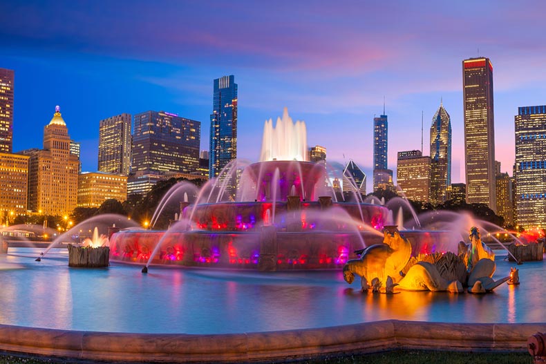 Buckingham Fountain and the Chicago skyline at twilight