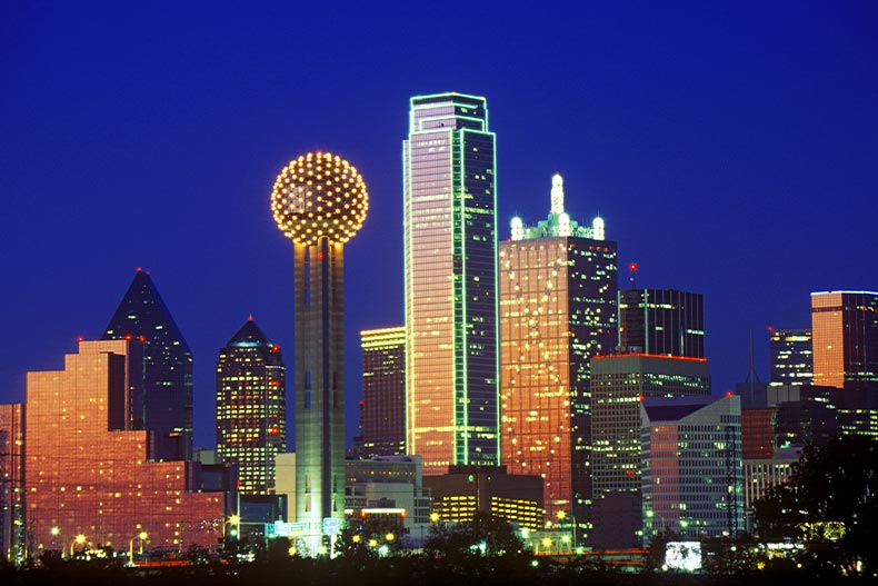 Night time view of the Dallas, Texas skyline