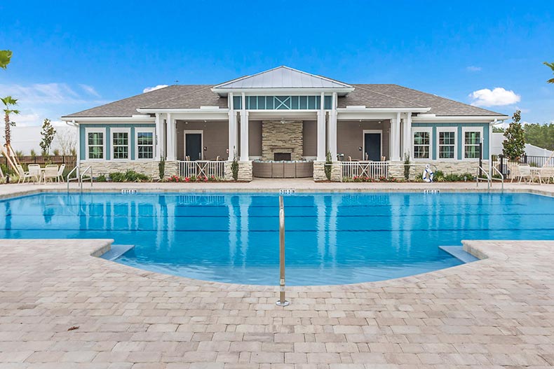 The outdoor pool and clubhouse at Freedom at Arbor Mill in Jacksonville, Florida