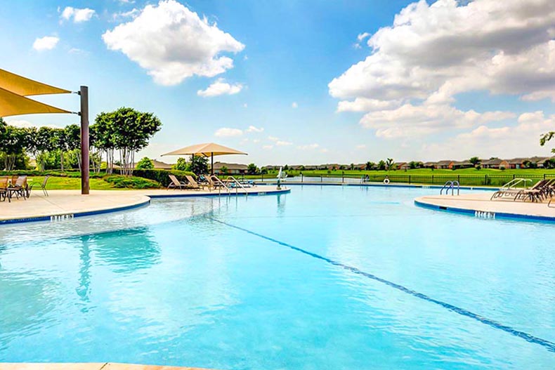 The outdoor pool and patio at Frisco Lakes in Frisco, Texas