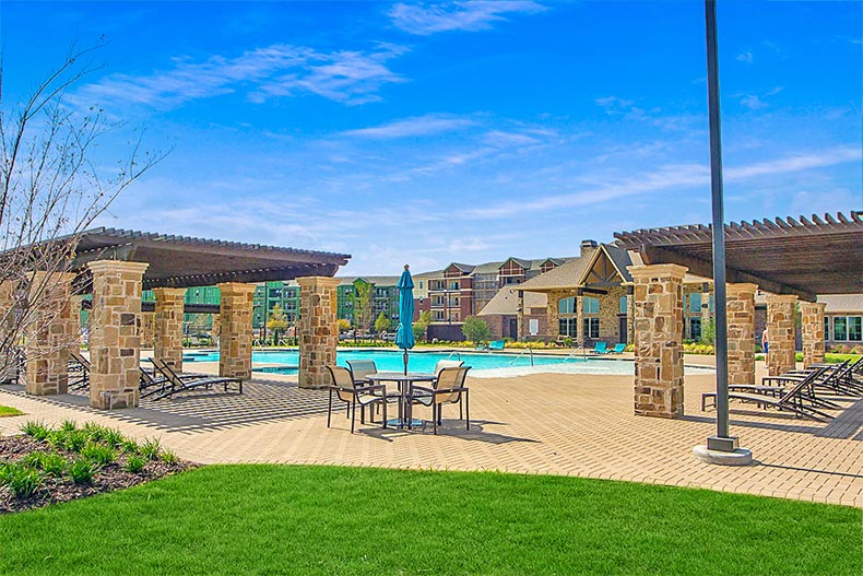 The outdoor pool and patio at Gatherings at Mercer Crossing in Farmers Branch, Texas