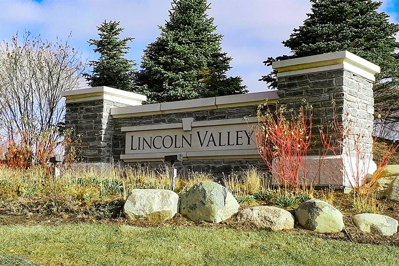 Greenery surrounding the community sign for Lincoln Valley in North Aurora, Illinois