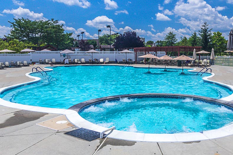 The outdoor pool and hot tub at Renaissance at Manchester in New Jersey