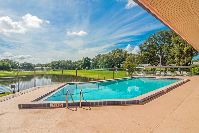 The outdoor pool and patio at Scottish Highlands in Leesburg, Florida