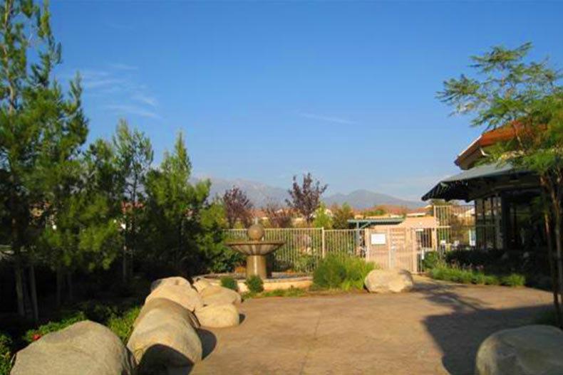 Greenery surrounding a courtyard at Solera at Oak Valley Greens in Beaumont, California