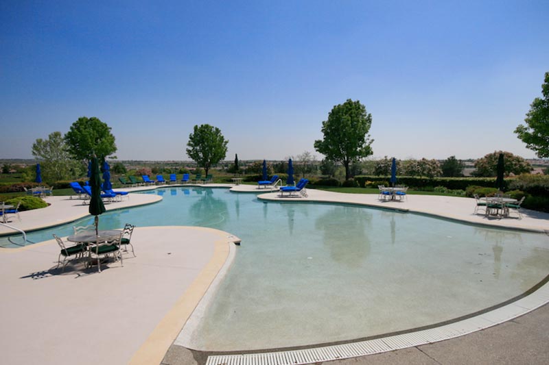 View of the walk-in entry outdoor pool at Sun City Lincoln Hills on a sunny day.