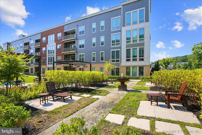 Exterior view of a condo building at The Crest of Alexandria in Alexandria, Virginia