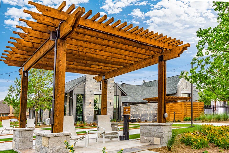 An outdoor lounge area at Waterford Point at The Tribute in The Colony, Texas